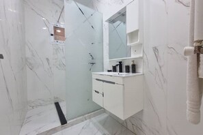 Shower, hair dryer, towels, soap - Warm, modern apartment in the heart of Akid Lotfi (Oran)
