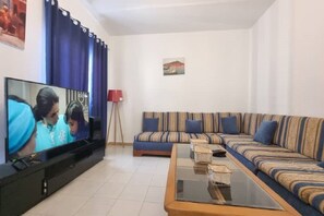 Living area - Warm, modern apartment in the heart of Akid Lotfi (Oran)