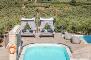 Piscina a l'aire lliure i piscina climatitzada 