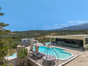 Piscina a l'aire lliure i piscina climatitzada 