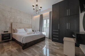 Caja fuerte, sistema de insonorización, tabla de planchar con plancha