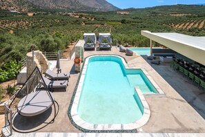Piscina a l'aire lliure i piscina climatitzada 