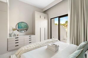 Een bureau, een strijkplank/strijkijzer, wifi, beddengoed