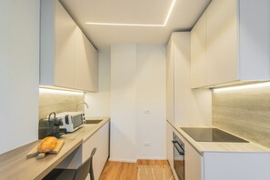 Vila (5 Bedrooms) | Cozinha privada | Geladeira, micro-ondas, fogão, cooktop