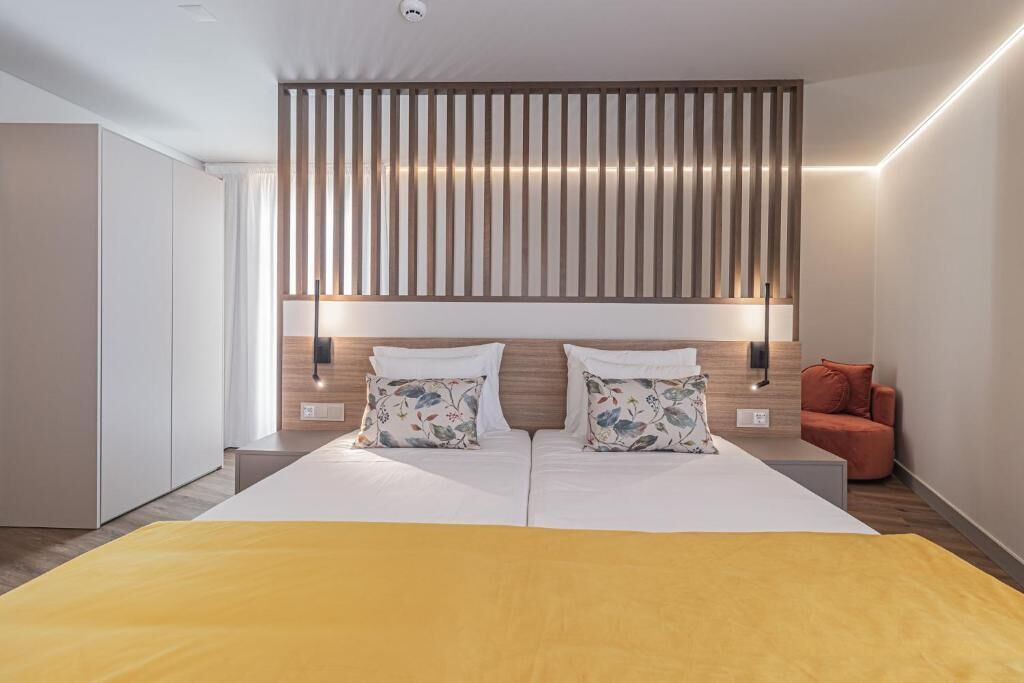 Kolmen hengen executive-huone, kaupunkinäköala | Tallelokero huoneessa, työpöytä