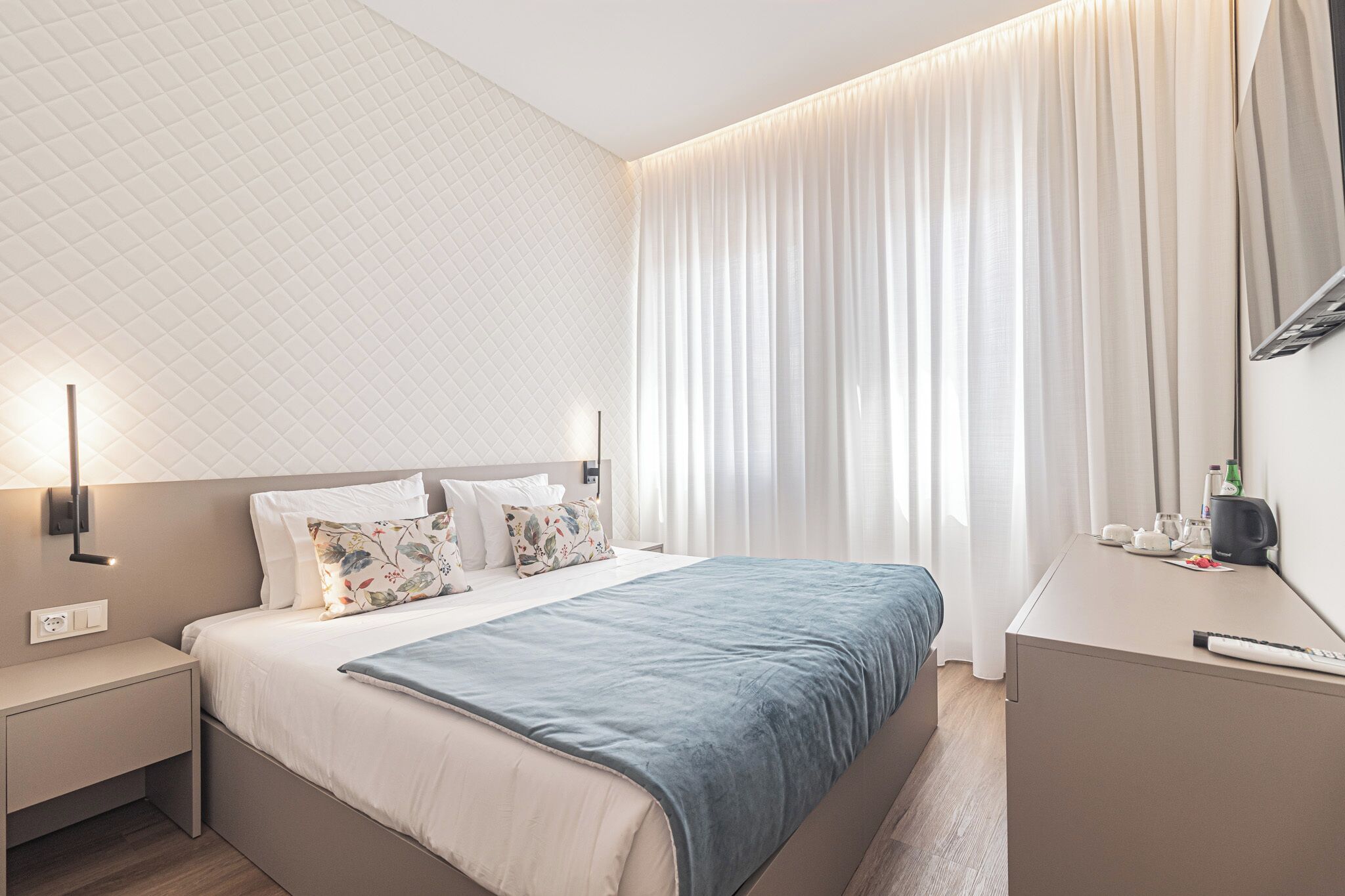 Standaard tweepersoonskamer, uitzicht op stad | Een kluis op de kamer, een bureau, een laptopwerkplek