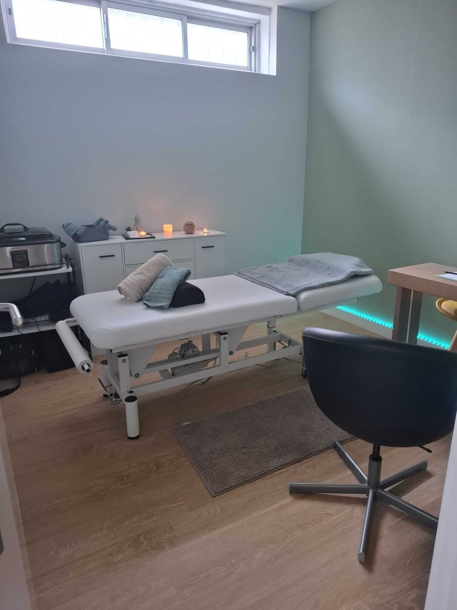 Massage đá nóng, massage mô sâu, massage tiền sản, massage thể thao 