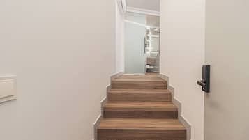 Kamar Triple Eksekutif, pemandangan kota | Brankas, meja kerja, ruang kerja ramah laptop, dan tirai kedap cahaya