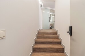 Habitación triple ejecutiva, vistas a la ciudad | Caja fuerte, escritorio, espacio para trabajar con un portátil