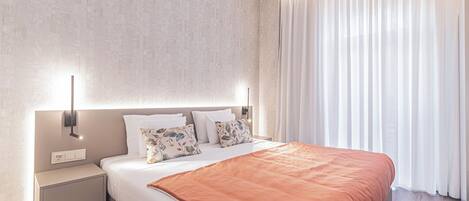 Habitación con 1 cama doble o 2 individuales, accesible para personas con discapacidad | Caja fuerte, escritorio, espacio para trabajar con un portátil