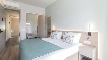 Executive Double or Twin Room, Balcony, City View | Peti besi dalam bilik, meja, ruang kerja komputer riba