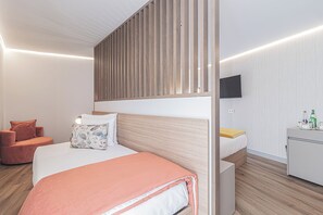 Executive Triple Room, City View | Peti besi dalam bilik, meja, ruang kerja komputer riba