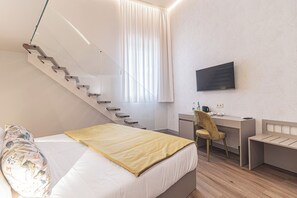 Caja de seguridad en la habitación y escritorio 