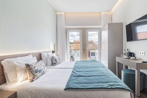 Habitación ejecutiva con 1 cama matrimonial o 2 individuales, balcón, vista a la ciudad | Caja de seguridad en la habitación y escritorio