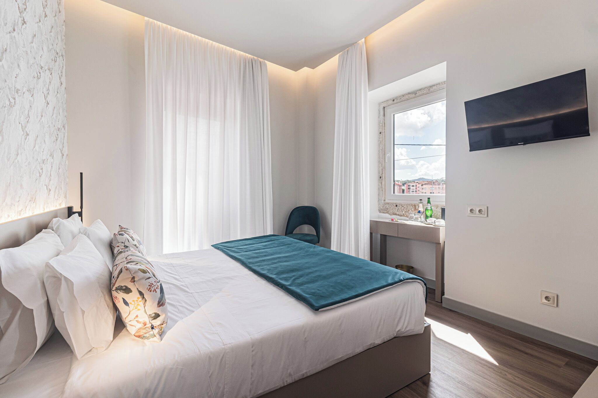 Quarto quádruplo superior, vista para a cidade | Cofres nos quartos, escrivaninha, espaço de trabalho para notebook