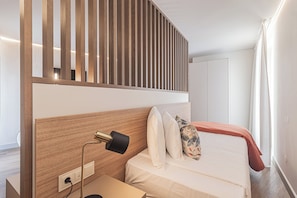 Habitació triple executiva, vistes a la ciutat | Caixa forta a l'habitació i escriptori