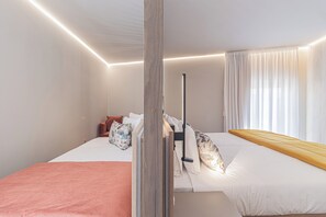 Habitación triple ejecutiva, vista a la ciudad | Caja de seguridad en la habitación y escritorio 