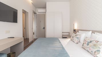 Quarto casal standard, vista para a cidade | Cofres nos quartos, escrivaninha, espaço de trabalho para notebook