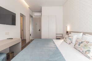 Dobbeltrom – standard, byutsikt | Safe på rommet, skrivebord og skrivebord for bærbar PC