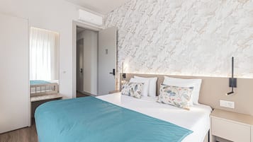 Superior vierpersoonskamer, uitzicht op de stad | Een kluis op de kamer, een bureau, een laptopwerkplek