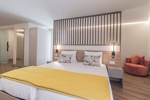 Executive Triple Room, City View | In-room safe, desk, laptop workspace, blackout curtains - Galega Villas (Mafra)