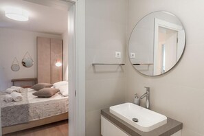 Bügeleisen/Bügelbrett, Reisekinderbett, kostenloses WLAN, Bettwäsche