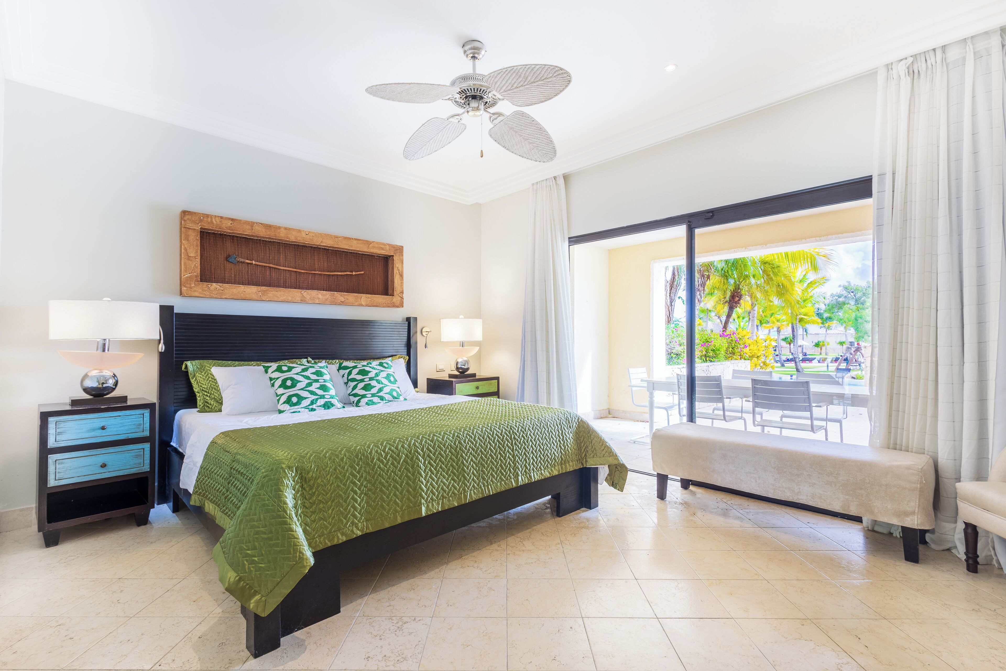 Coffres-forts dans les chambres, bureau, fer et planche à repasser