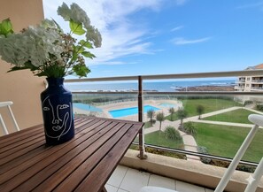 Outdoor dining - Studio lumineux avec vue mer  piscine (Les Sables-d´Olonne)