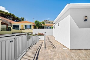 Property grounds - Holiday Home 'Casa Do Cabeco' with Sea View and Wi-Fi (Cabeco de Ponta)