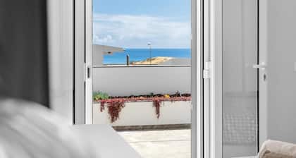 Holiday Home 'Casa Do Cabeco' with Sea View and Wi-Fi