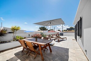 Outdoor dining - Holiday Home 'Casa Do Cabeco' with Sea View and Wi-Fi (Cabeco de Ponta)