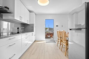 Private kitchen - Holiday Home 'Casa Do Cabeco' with Sea View and Wi-Fi (Cabeco de Ponta)