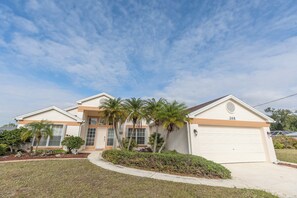 Exterior - Rotonda Coastal 3 bed 2.5 bath stunning pool home next to golf course! (Rotonda West)