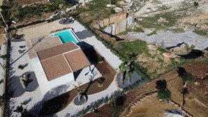 A modern villa with a swimming pool, terraced garden, and rocky landscape. - Casa Pietra Bianca | Cornino Bay | Modern comfort | Private pool | Sicily (Castellammare del Golfo)