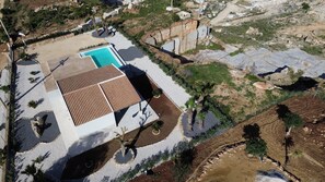 A modern villa with a swimming pool, terraced garden, and rocky landscape. - Casa Pietra Bianca | Cornino Bay | Modern comfort | Private pool | Sicily (Castellammare del Golfo)