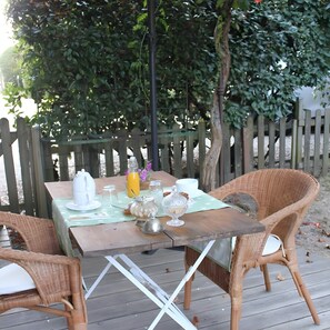 屋外ダイニングエリア