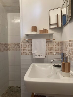 تجهيزات دش، مجففات شعر، مناشف