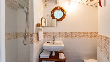 Een douche, een haardroger, handdoeken