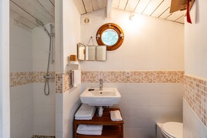 A bathroom with a shower, sink, and toilet. - Le Clos du Gorion – Guest Room in the Countryside (Saint-Sulpice et Cameyrac)