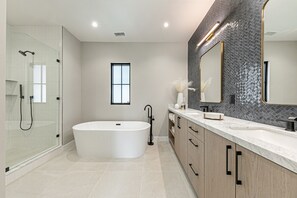 Douche, sèche-cheveux, serviettes fournies