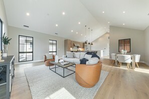 Smart TV, fireplace - Monthly Lease - Revival Retreat by Tahoe Getaways - 4BR in Downtown Truckee (Truckee)