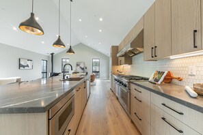 Fridge, microwave, oven, stovetop - Monthly Lease - Revival Retreat by Tahoe Getaways - 4BR in Downtown Truckee (Truckee)