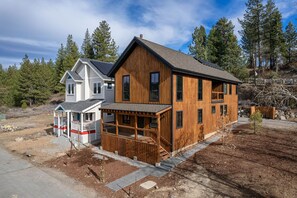 Exterior - Monthly Lease - Revival Retreat by Tahoe Getaways - 4BR in Downtown Truckee (Truckee)