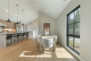 Dining - Monthly Lease - Revival Retreat by Tahoe Getaways - 4BR in Downtown Truckee (Truckee)
