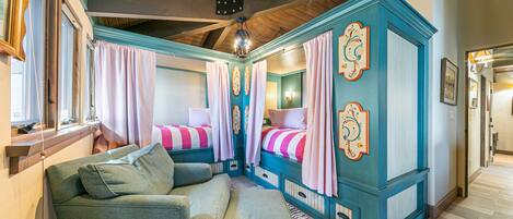 6 bedrooms, iron/ironing board, free WiFi, bed sheets