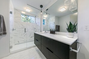 Shower, hair dryer, towels - Starfall Run at Palisades by Tahoe Getaways - Luxury 3BR, A/C & Bonus Room! (Alpine Meadows)