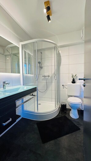 Bathroom - Studio with balcony & WLAN | T&P SoodenSuite (Bad Sooden-Allendorf)