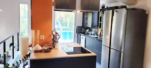 Wasserkocher mit Kaffee-/Teezubehör, Kühlschrank, Mikrowelle, Ofen