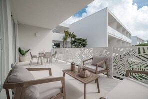 Terrace/patio - Steps to Seven Mile Beach Luxe 2-Bed at Grove Too (Seven Mile Beach)