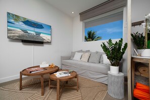 TV - Steps to Seven Mile Beach Luxe 2-Bed at Grove Too (Seven Mile Beach)